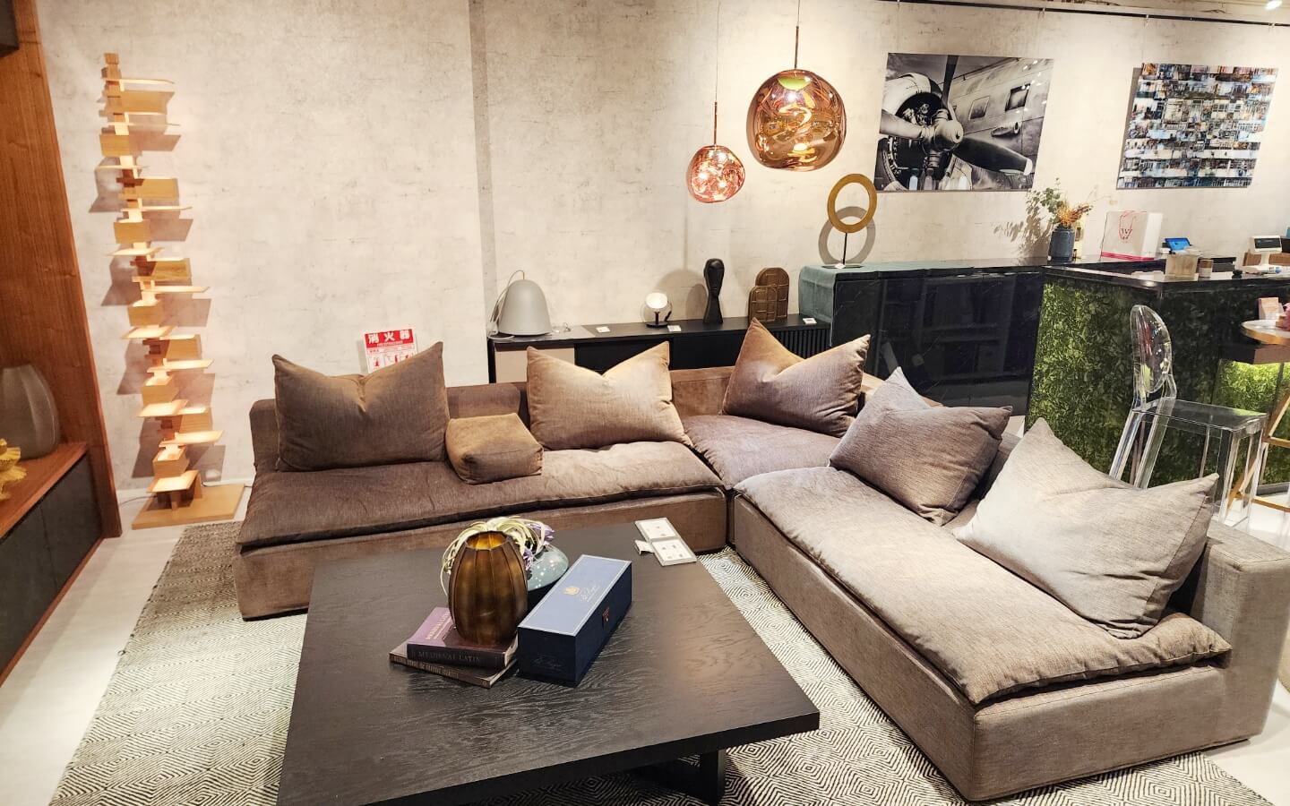 【ふかふかで贅沢な座り心地のソファ】